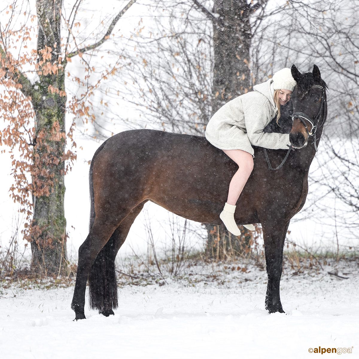 Wolljacke aus Schafwolle Modell Max Naturhellgrau mit Pferd 4